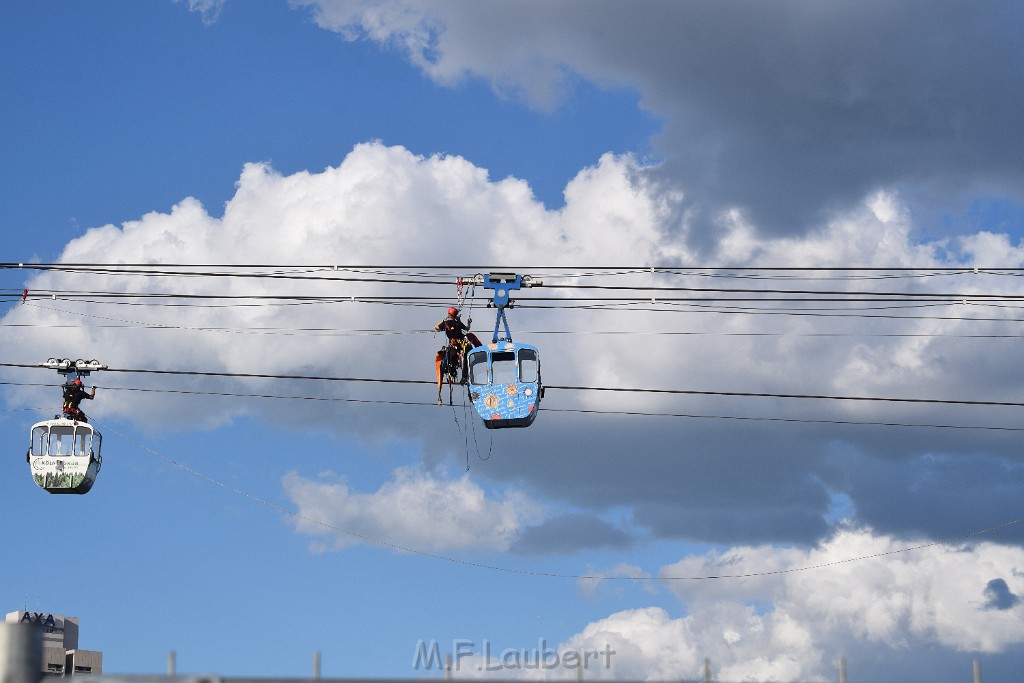 Koelner Seilbahn Gondel blieb haengen Koeln Linksrheinisch P506.JPG